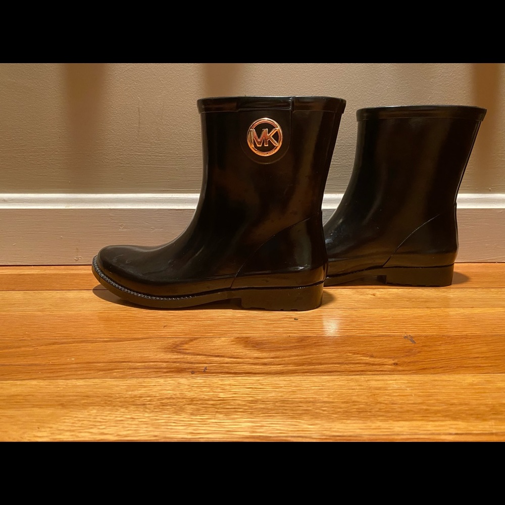 MICHAEL KORS JUST ABOVE THE ANKLE BLACK RAIN BOOTS
